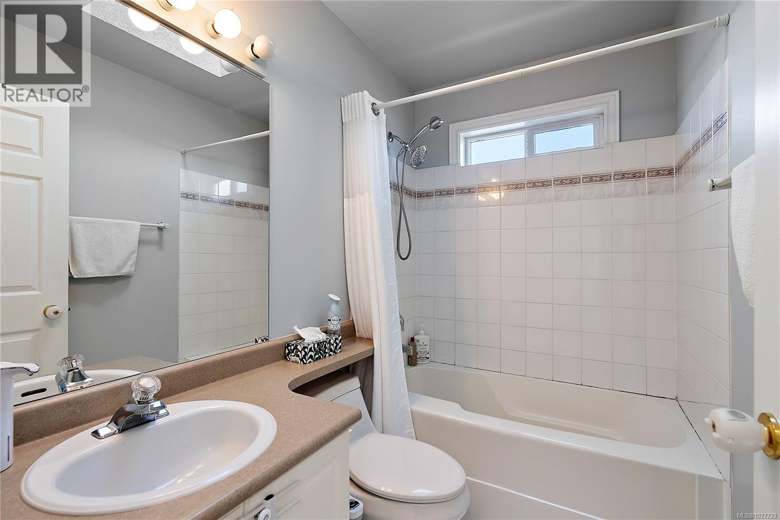  2124 James White Boulevard West, Sidney