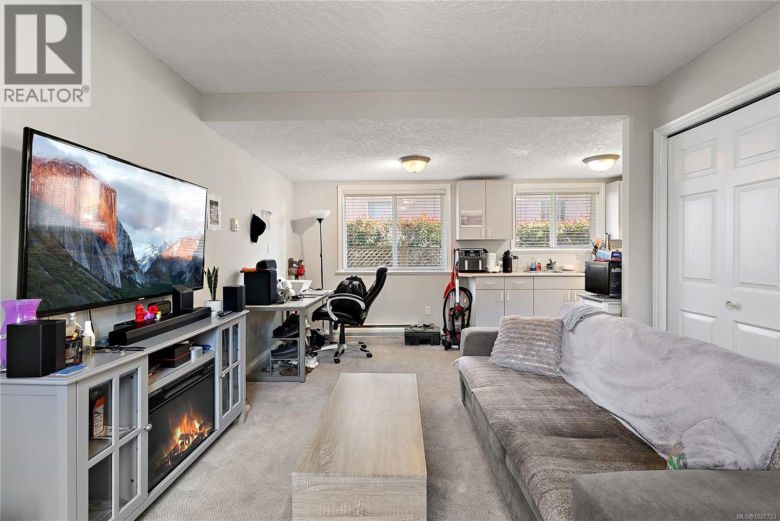  2124 James White Boulevard West, Sidney