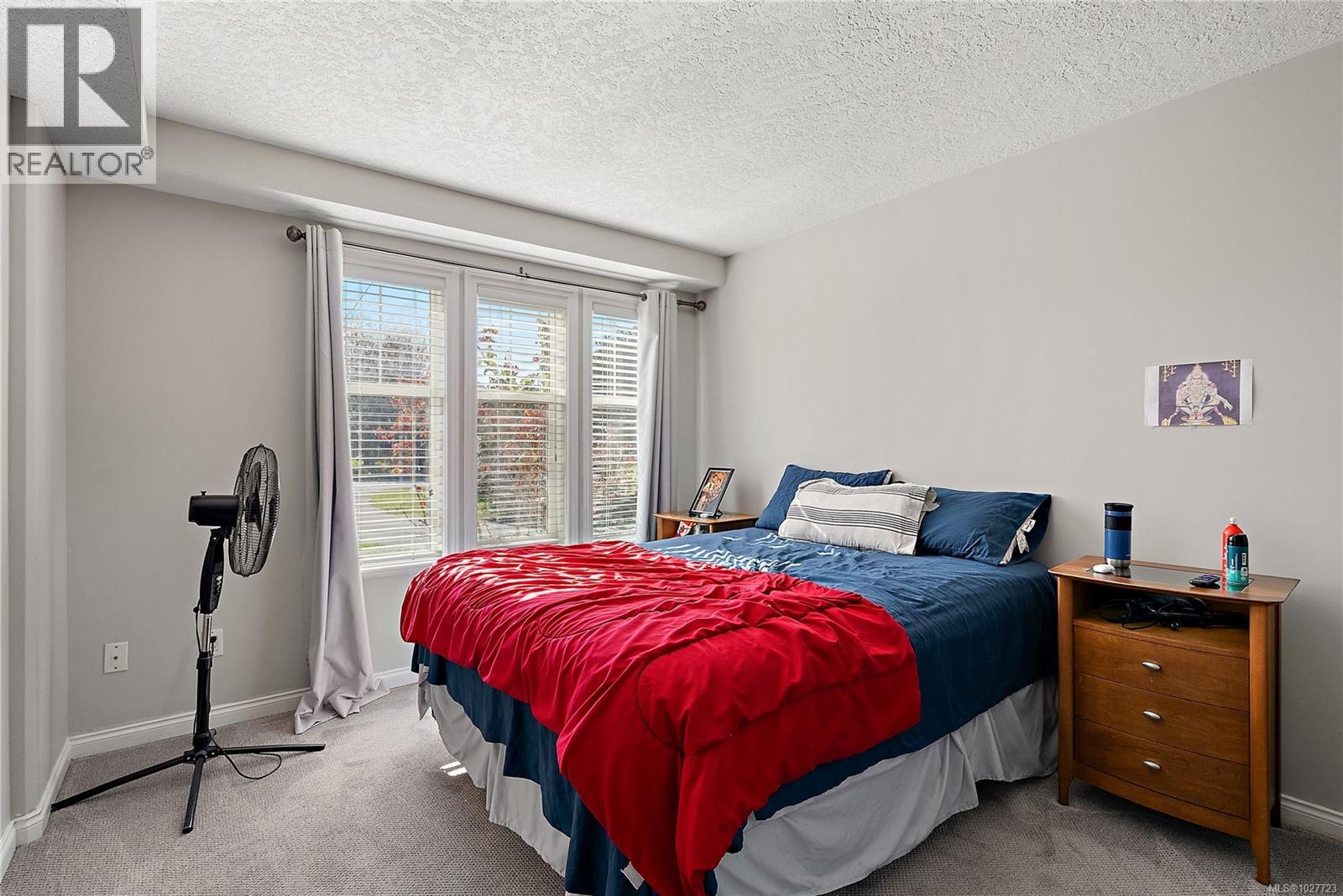  2124 James White Boulevard West, Sidney