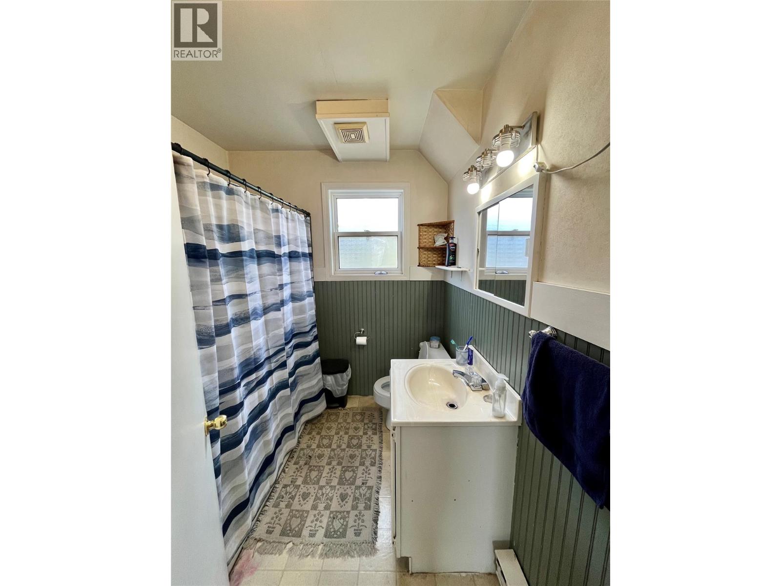 302 6th Avenue NW, Nakusp