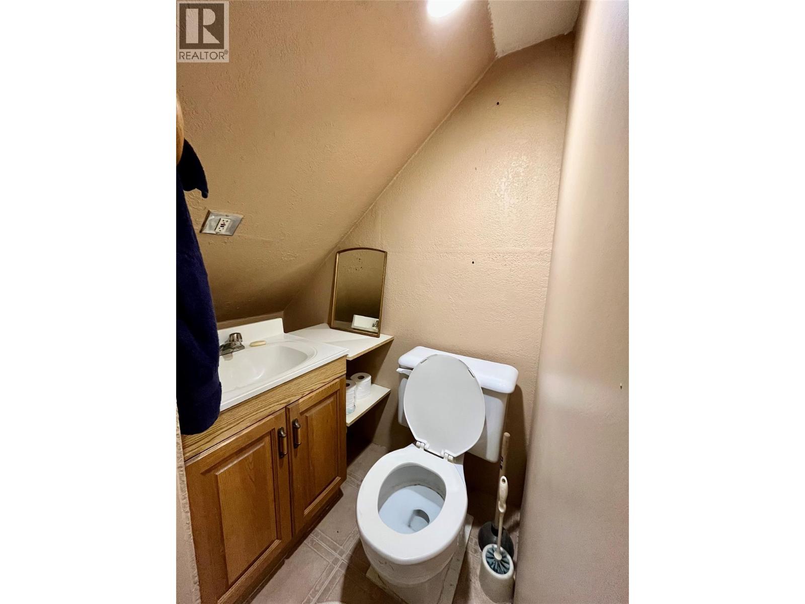 302 6th Avenue NW, Nakusp