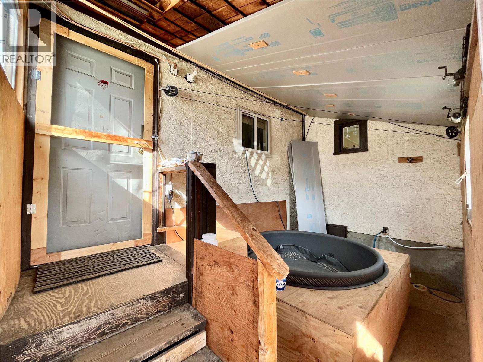 302 6th Avenue NW, Nakusp