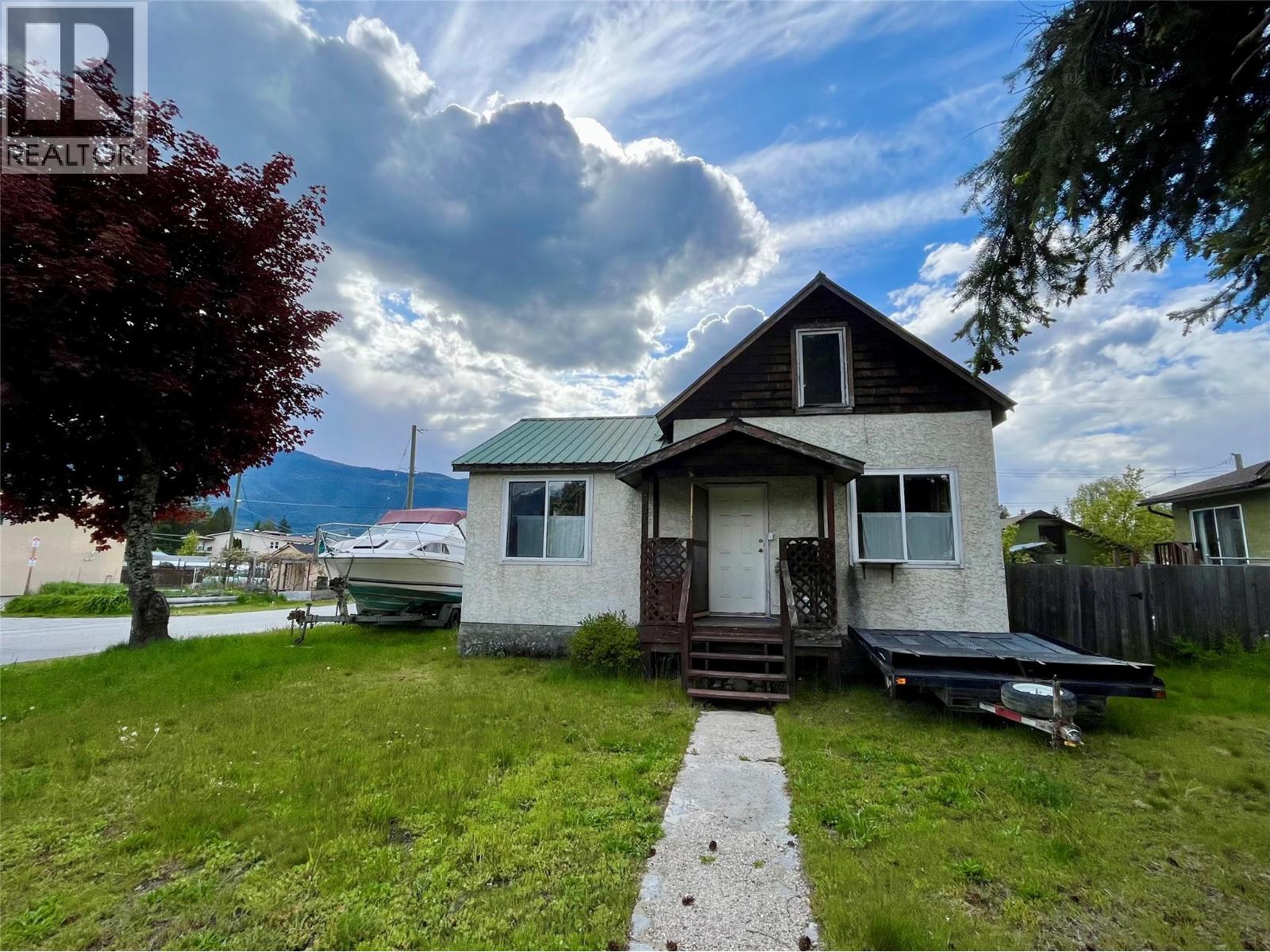 302 6th Avenue NW, Nakusp