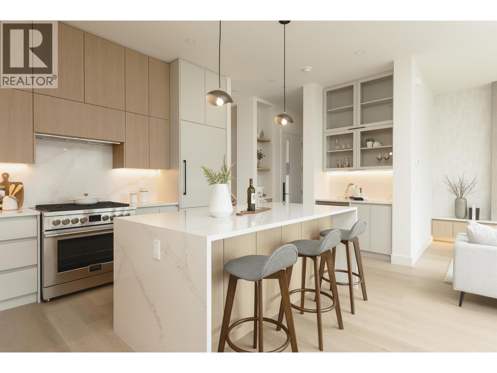 2 735 10TH Avenue - photo 2