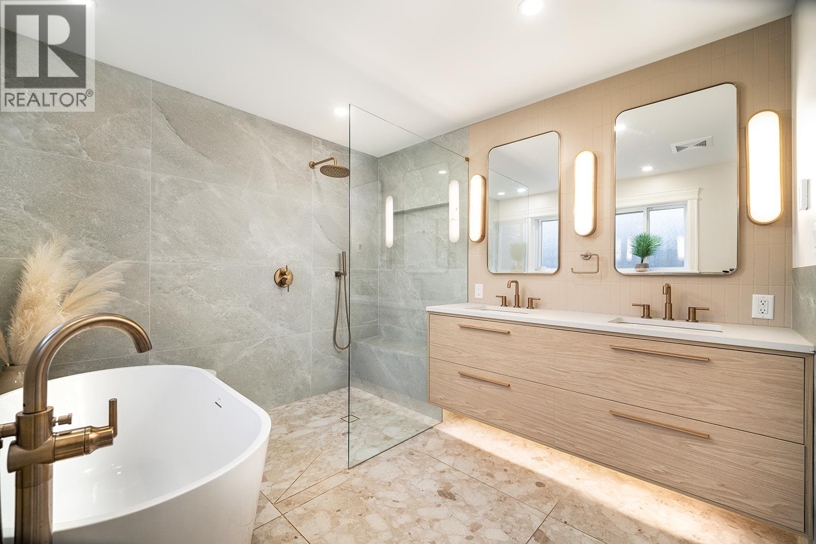 1031 JAY CRESCENT, Squamish