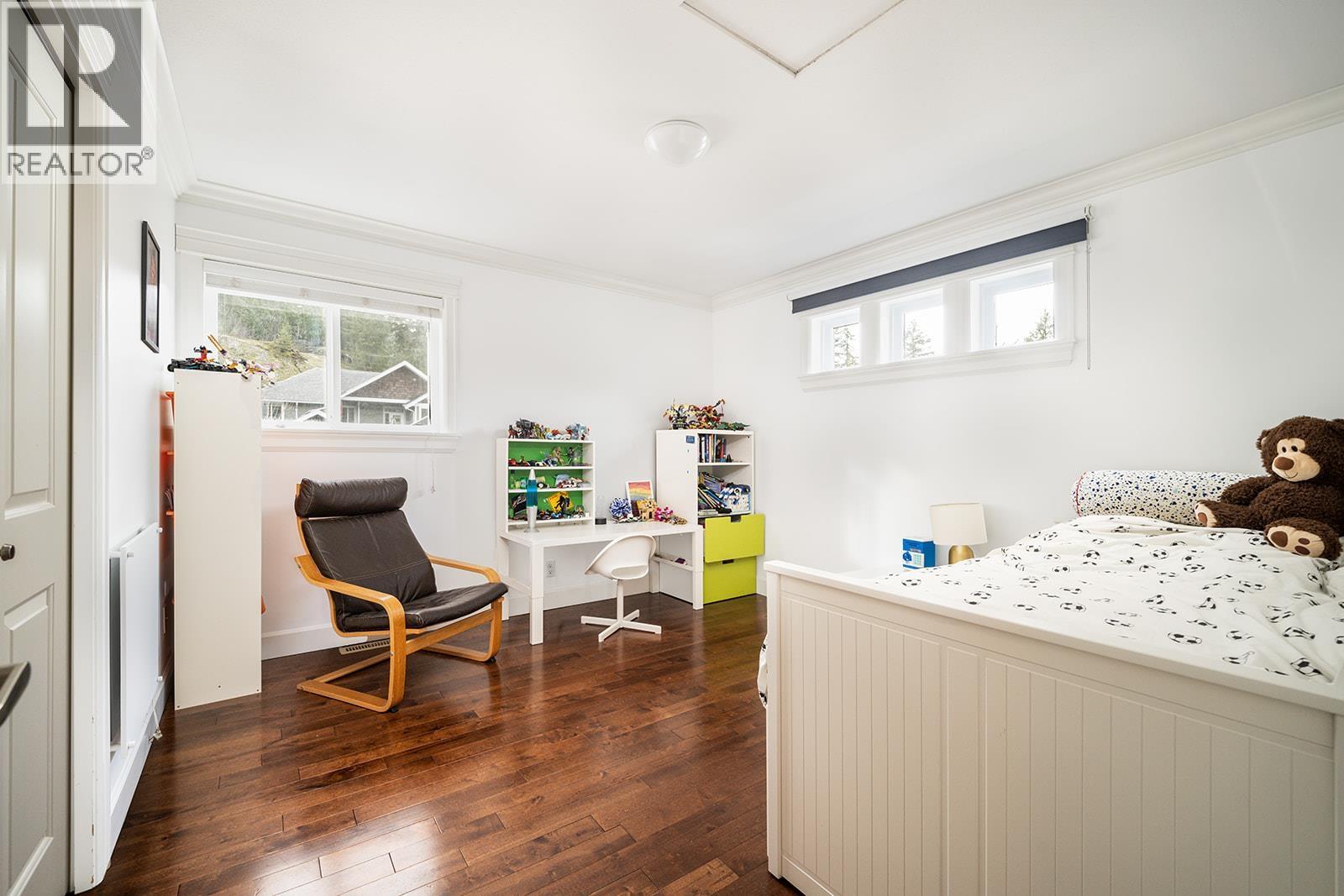 1031 JAY CRESCENT, Squamish