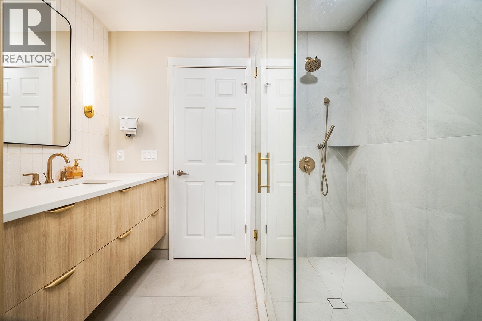 1031 JAY CRESCENT, Squamish