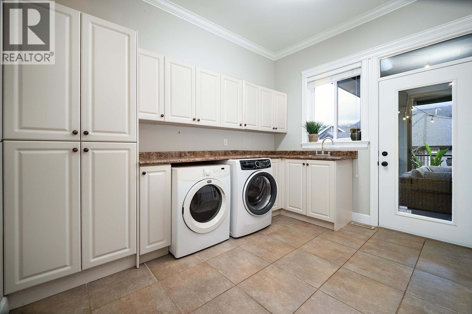 1031 JAY CRESCENT, Squamish