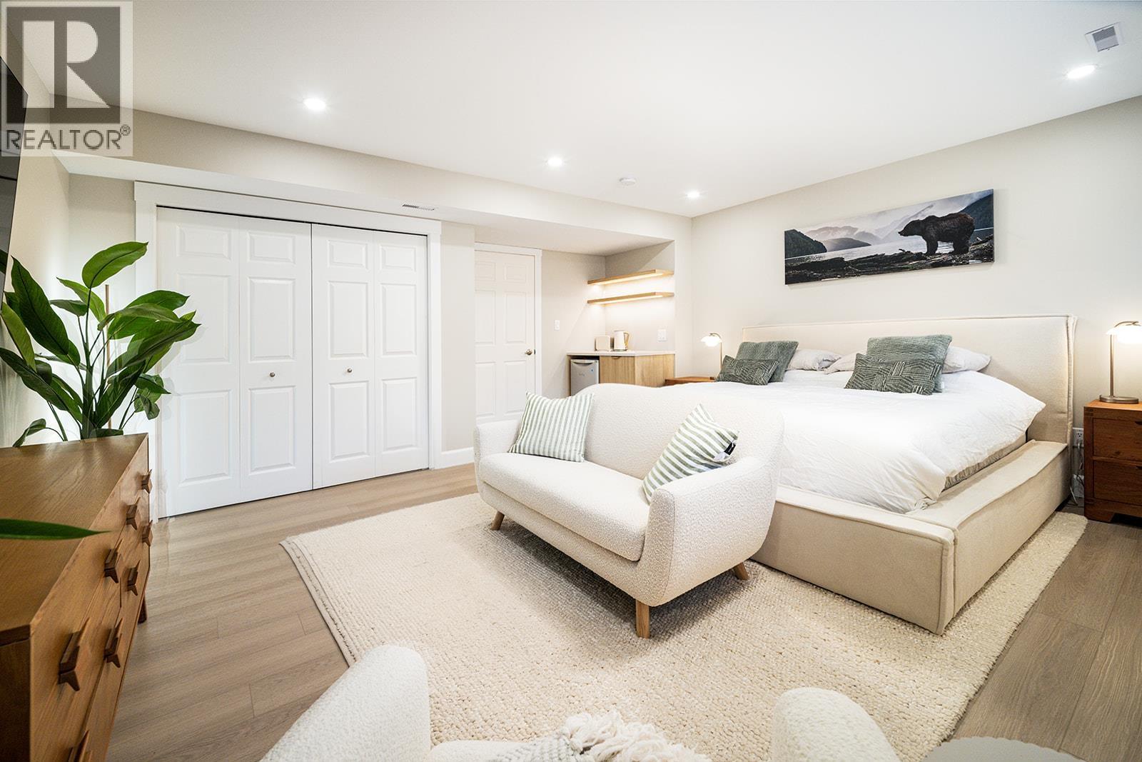 1031 JAY CRESCENT, Squamish