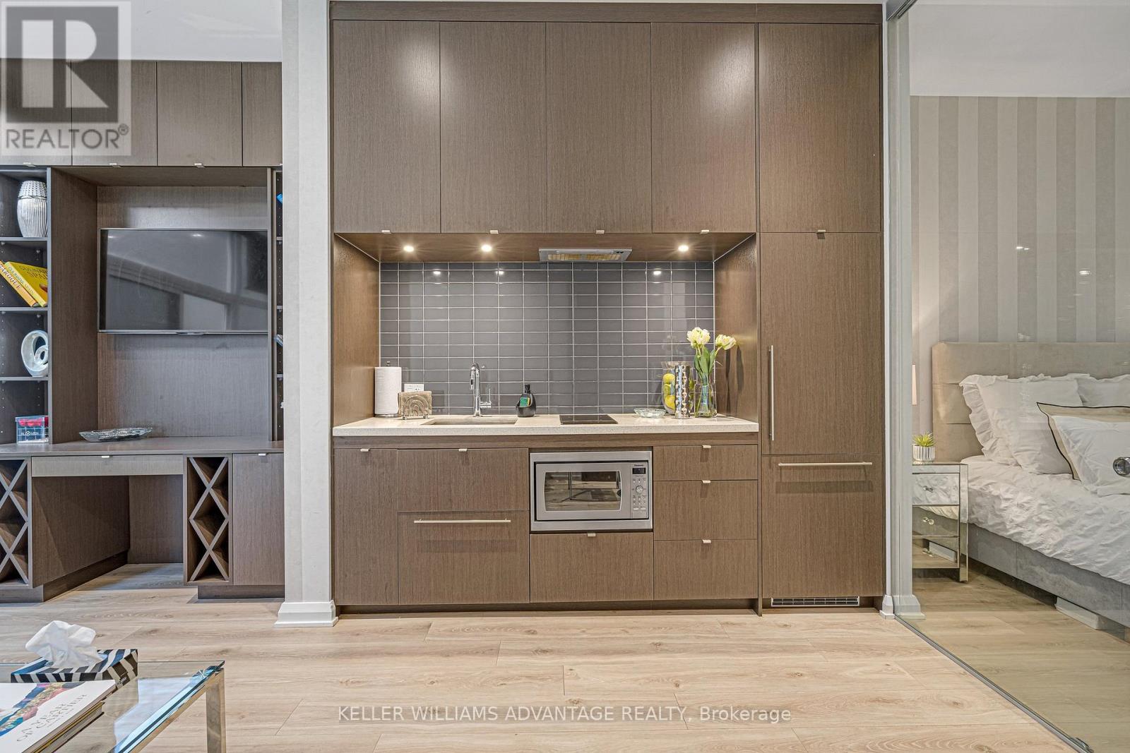 #304 155 YORKVILLE AVENUE - 10