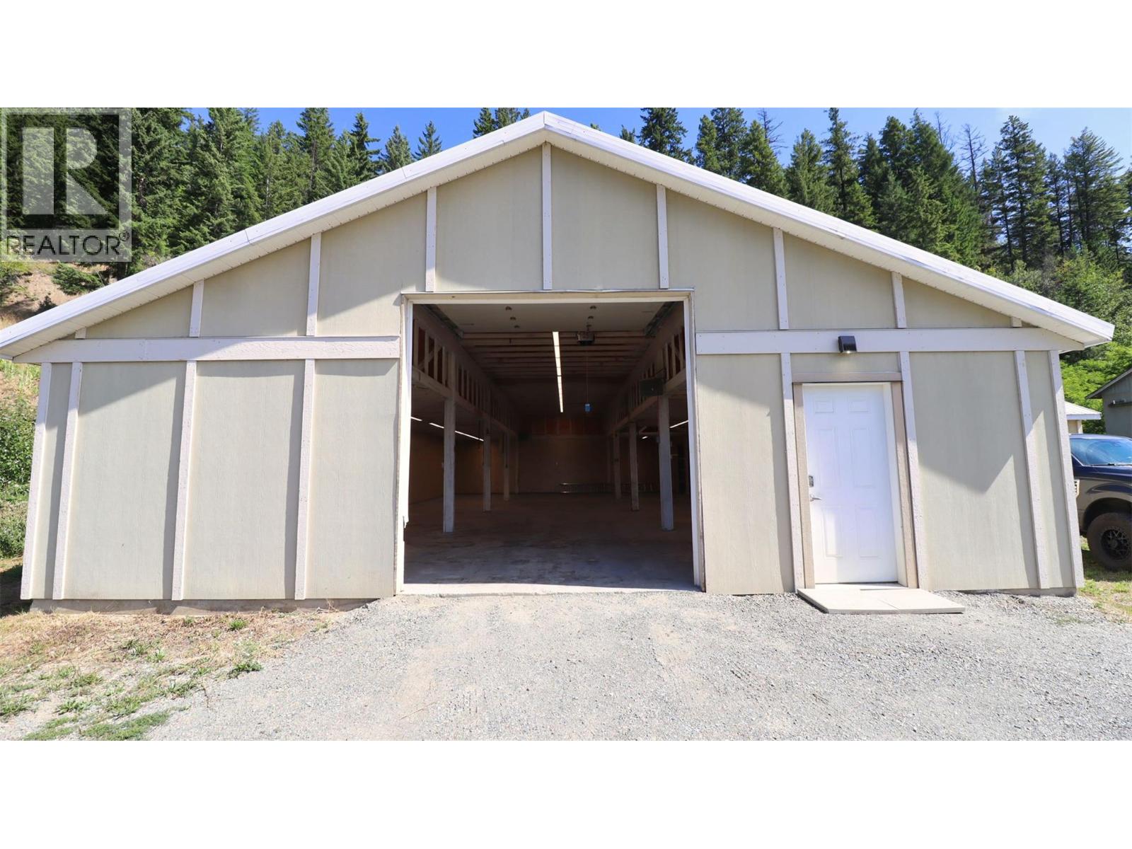 5795 Squilax-Anglemont Road - 38