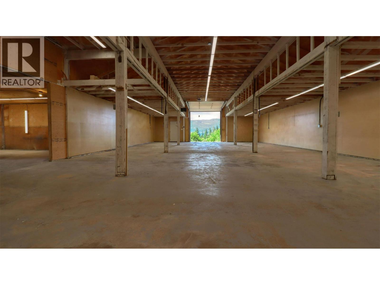 5795 Squilax-Anglemont Road - 39