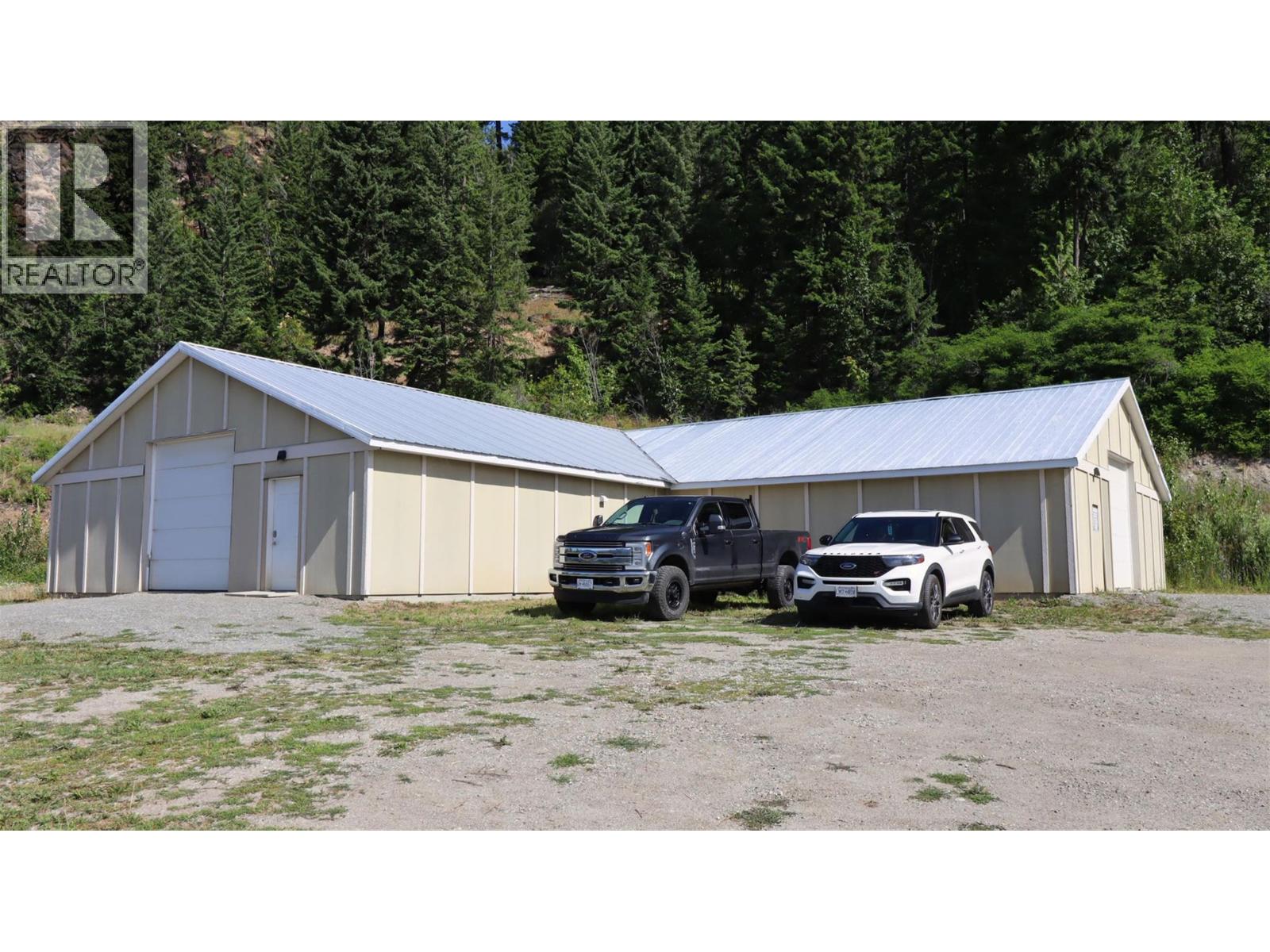 5795 Squilax-Anglemont Road - 37