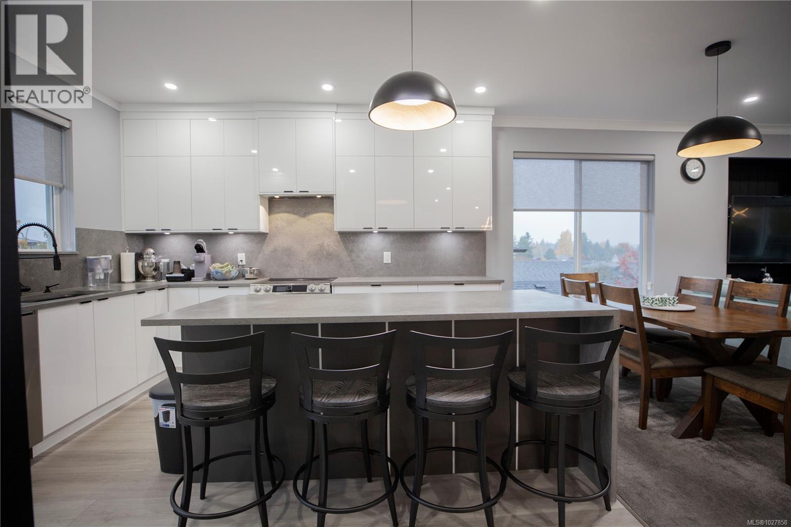  741 Snowdrop Avenue, Saanich