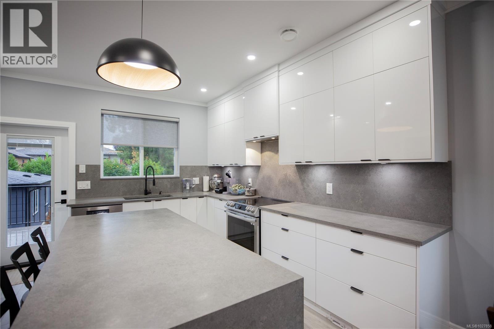  741 Snowdrop Avenue, Saanich