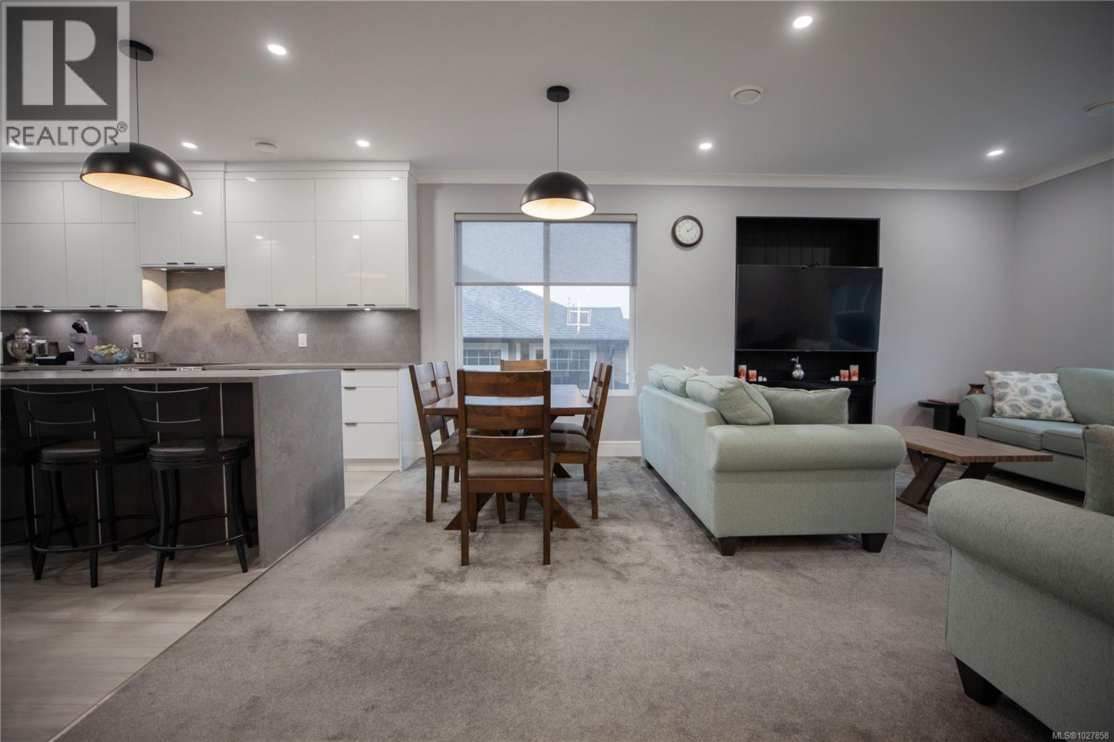  741 Snowdrop Avenue, Saanich