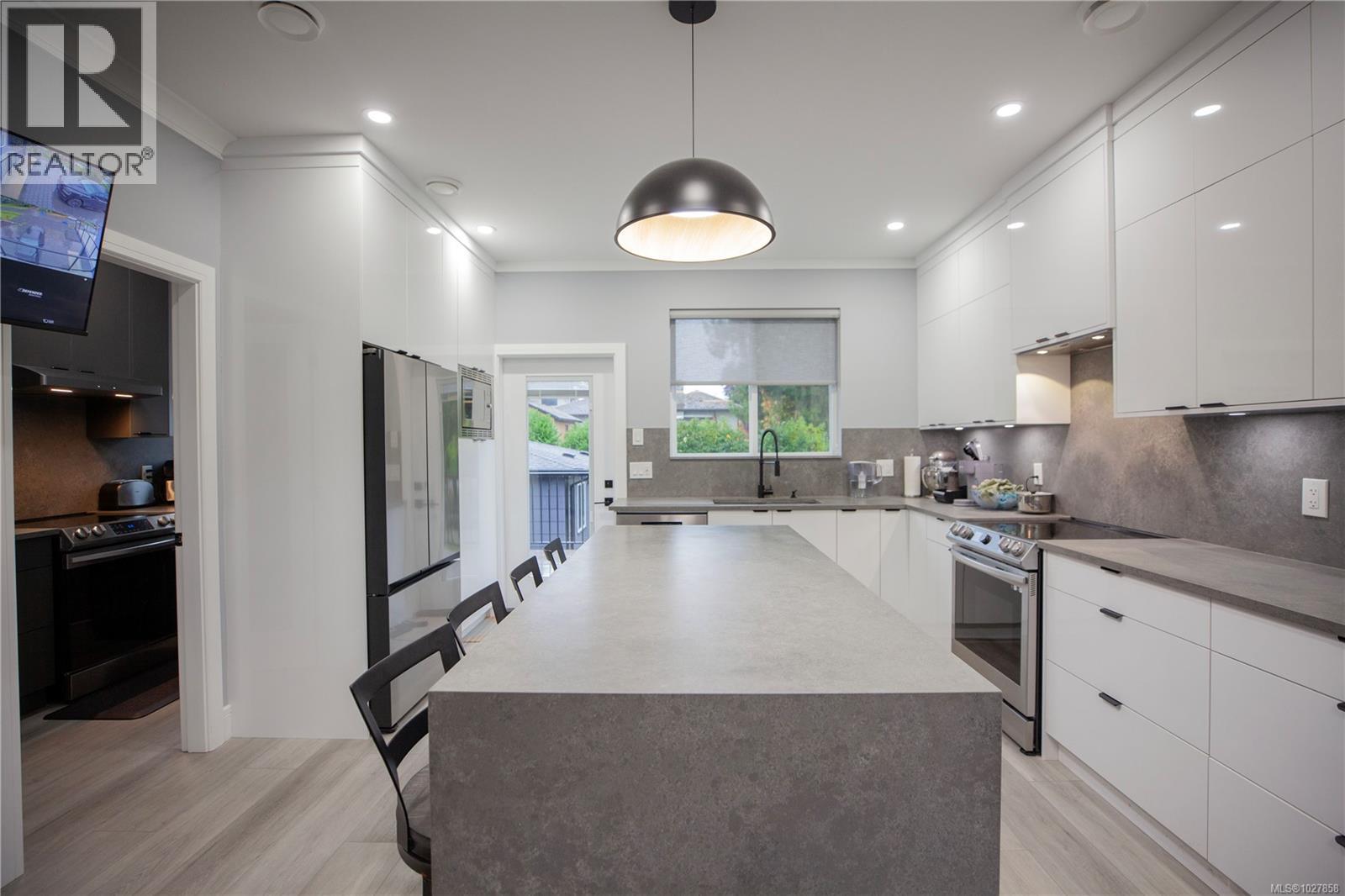  741 Snowdrop Avenue, Saanich