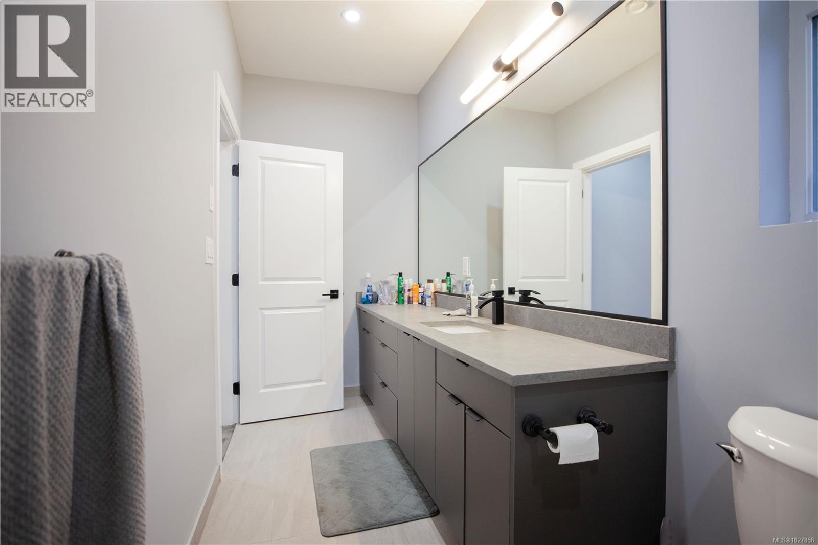  741 Snowdrop Avenue, Saanich