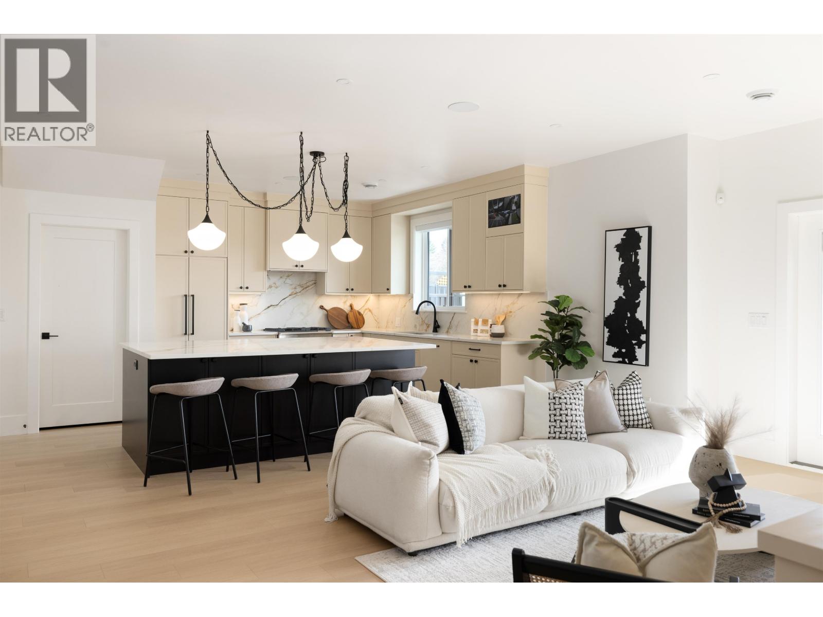 103 646 GIRARD AVENUE