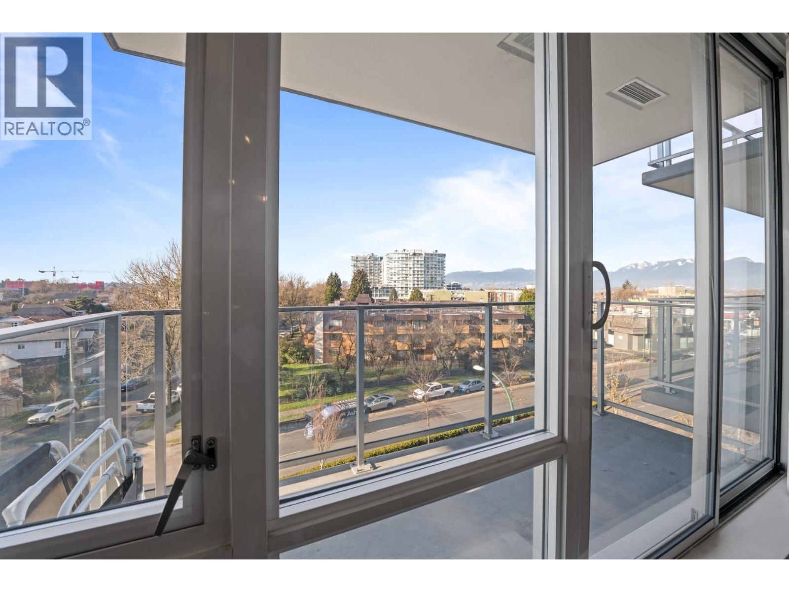 612 4888 NANAIMO STREET