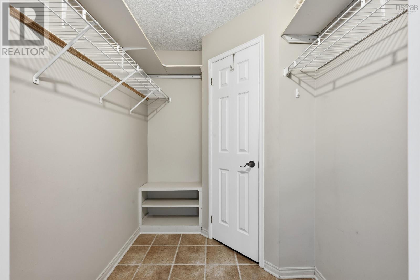 Property 24 of 48 of 208 30 Brookdale Crescent Crescent