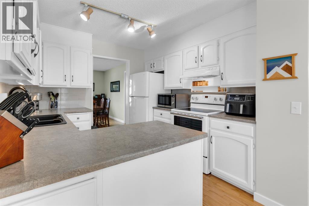 Single Family House Bi-level for Sale in  Coach Manor Rise SW Coach Hill Calgary 