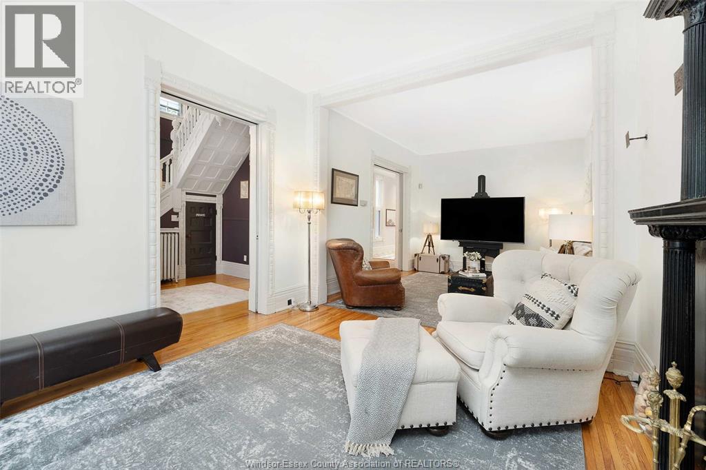 719 VICTORIA AVENUE - 11