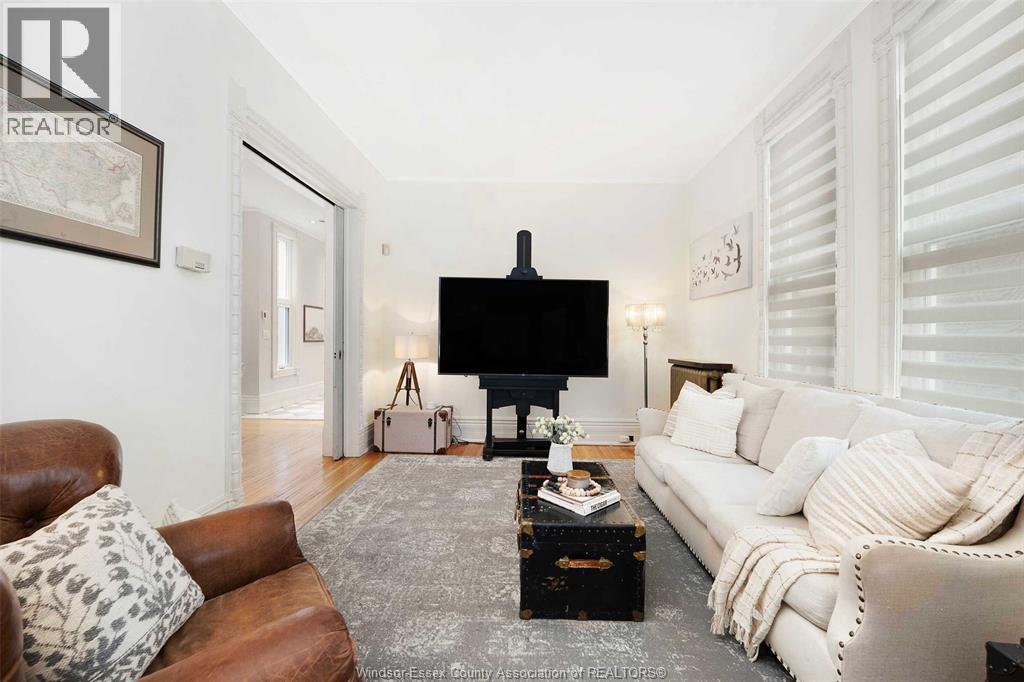 719 VICTORIA AVENUE - 12