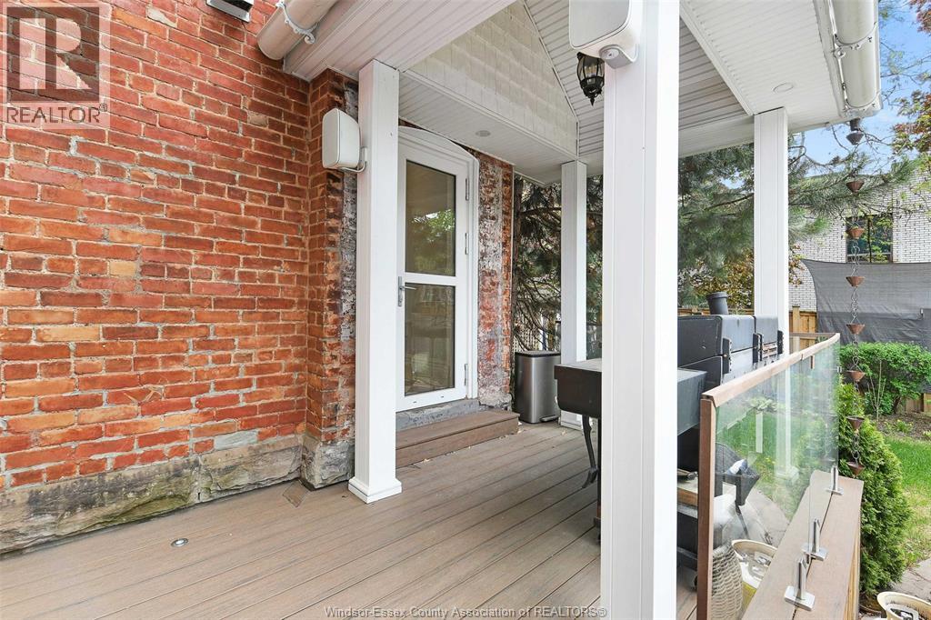 719 VICTORIA AVENUE - 33