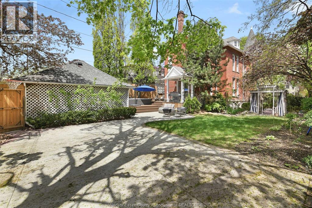 719 VICTORIA AVENUE - 38