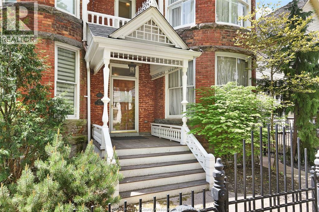 719 VICTORIA AVENUE - 4