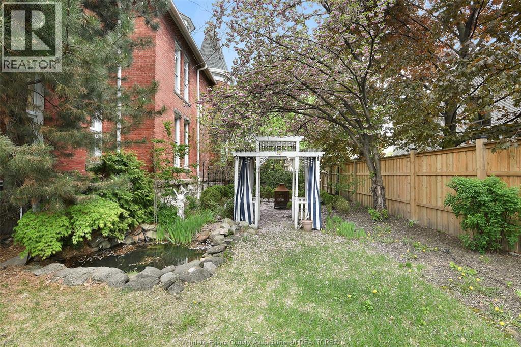 719 VICTORIA AVENUE - 40