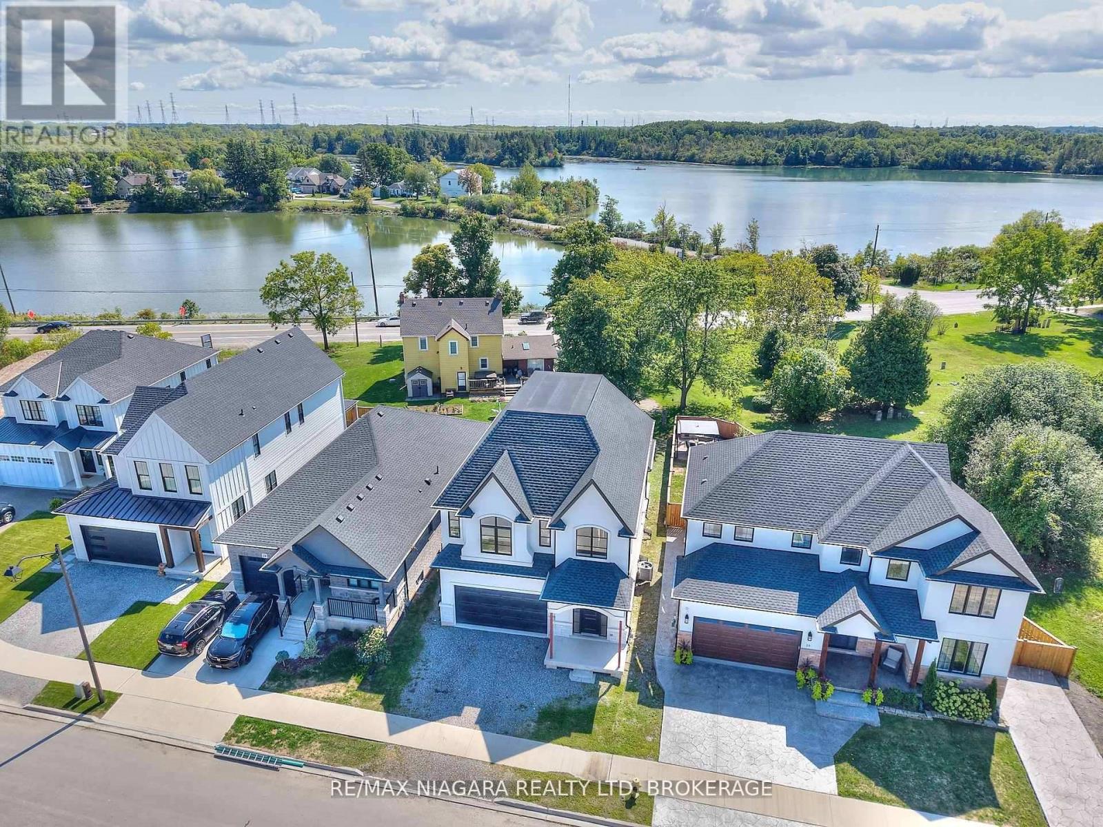 21 IVY CRESCENT - 1