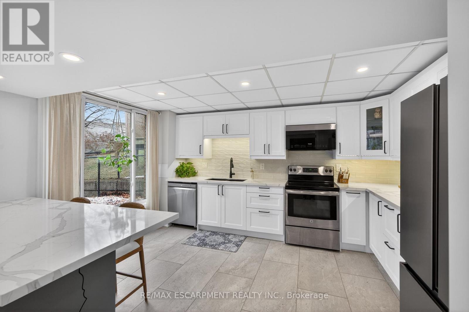 47 SUMNER CRESCENT - 25