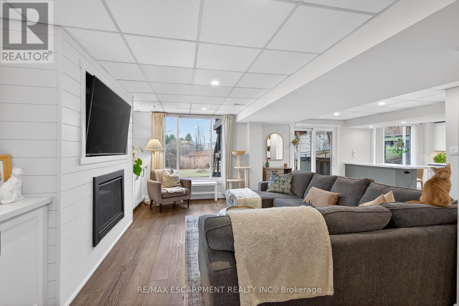 47 SUMNER CRESCENT - 29