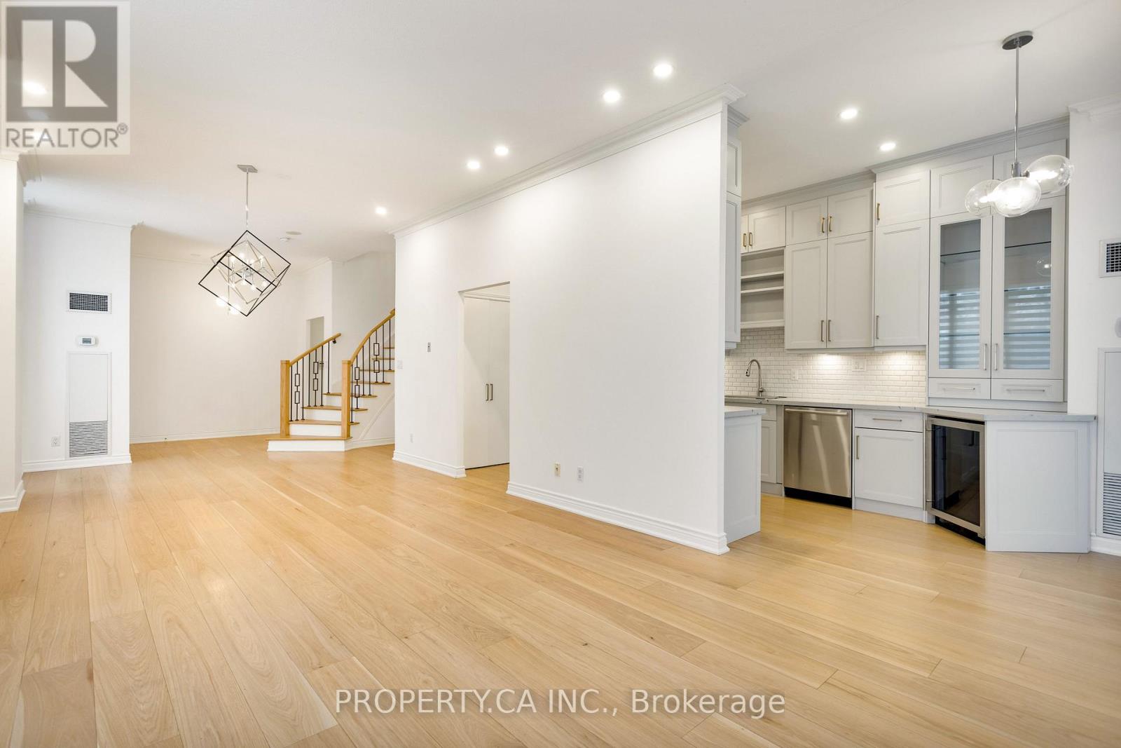 #105 2 ABERFOYLE CRESCENT - 17