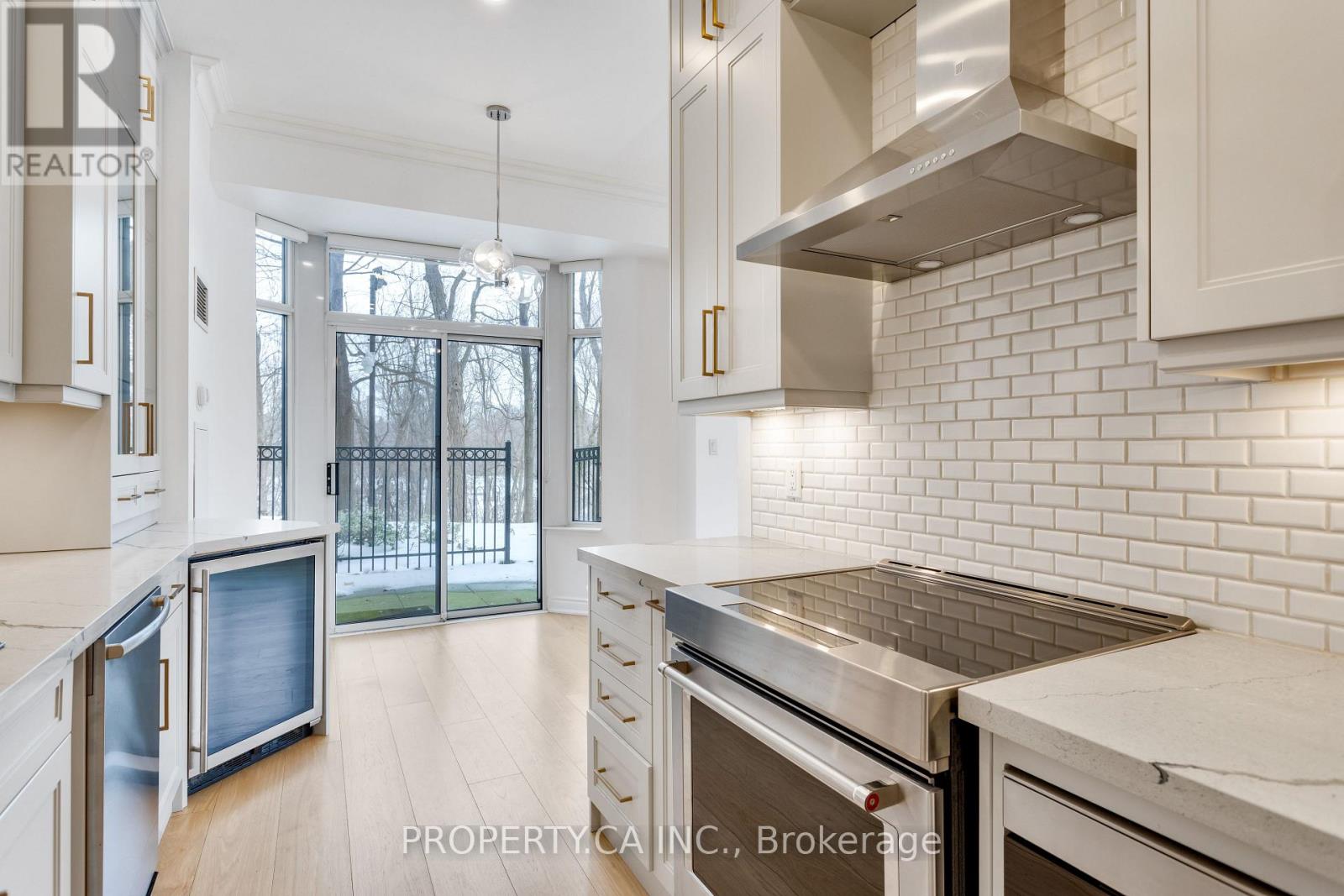 #105 2 ABERFOYLE CRESCENT - 24