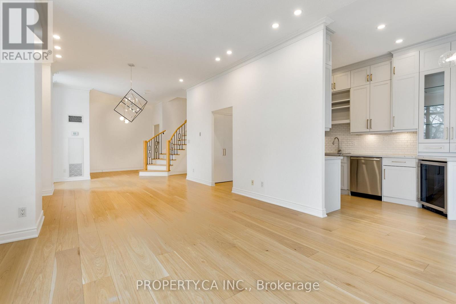#105 2 ABERFOYLE CRESCENT - 25