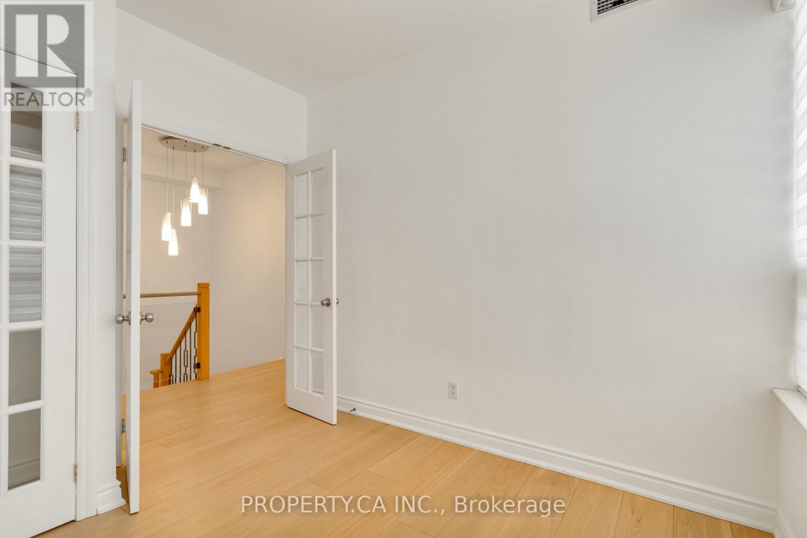 #105 2 ABERFOYLE CRESCENT - 26