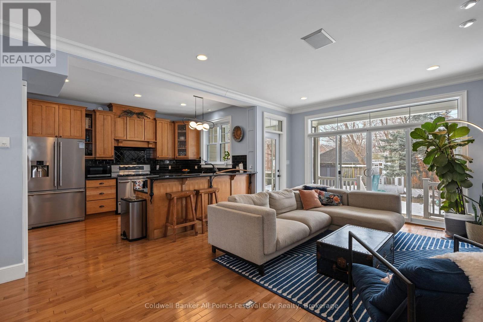 56 WELLINGTON STREET S - 10