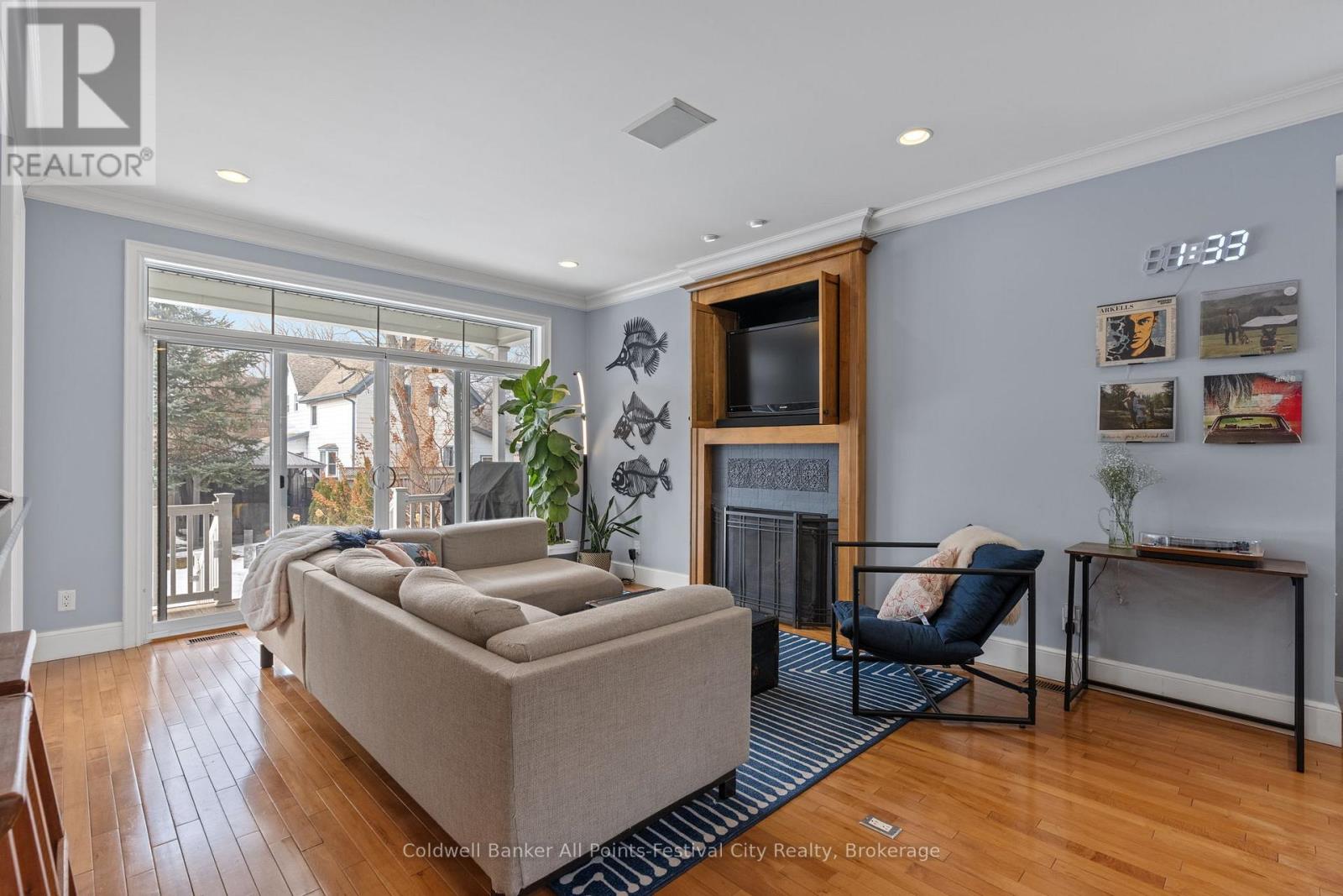 56 WELLINGTON STREET S - 12