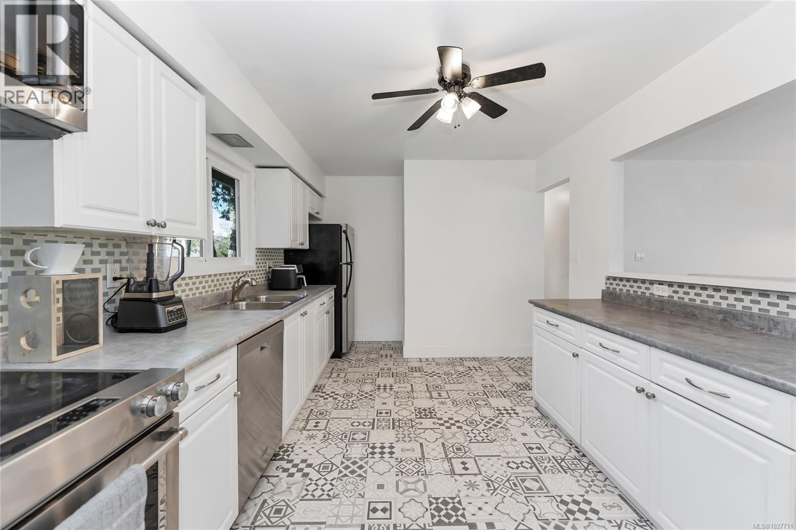 #1 2011 Courser Dr - 3