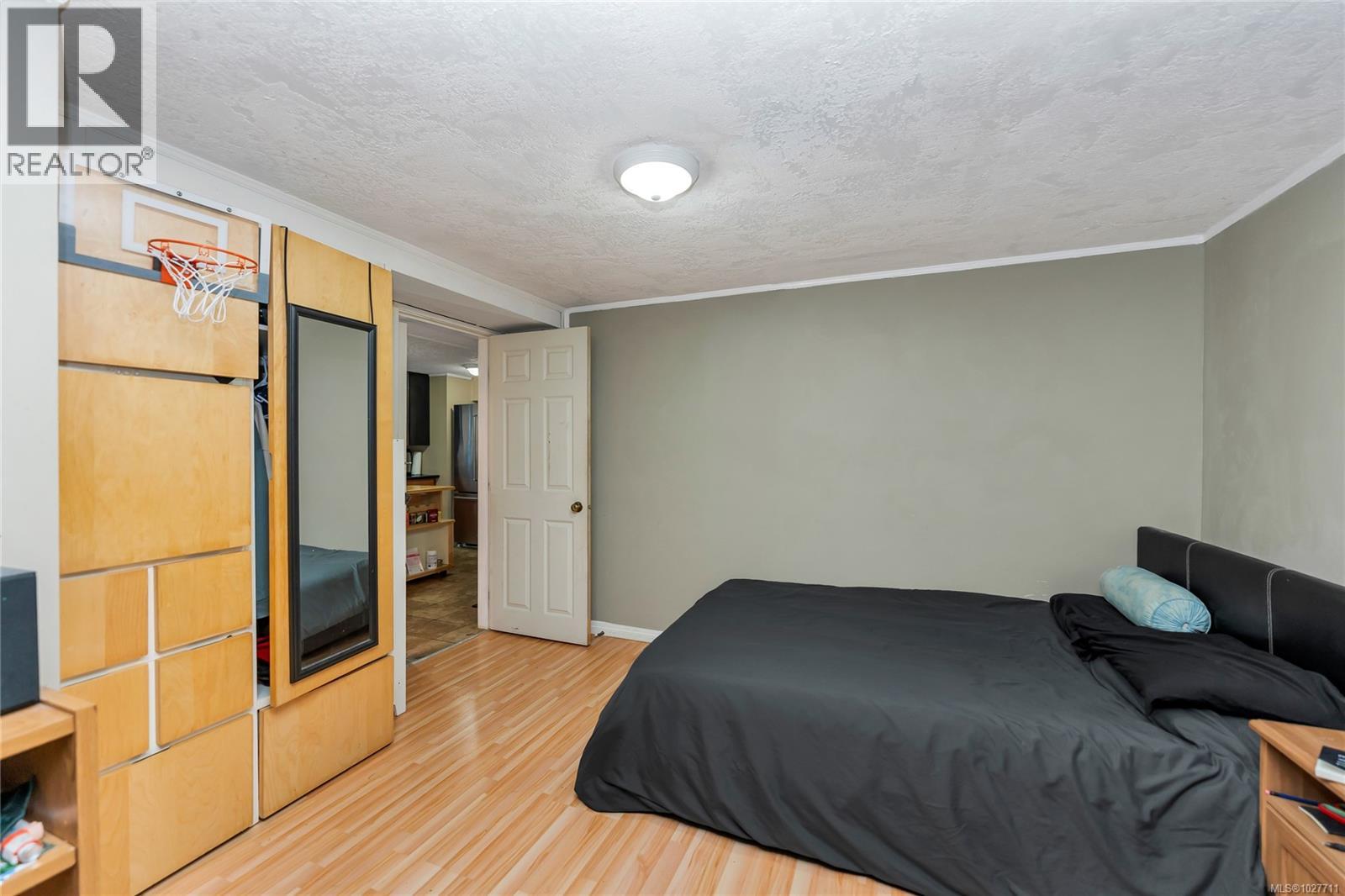 #1 2011 Courser Dr - 31
