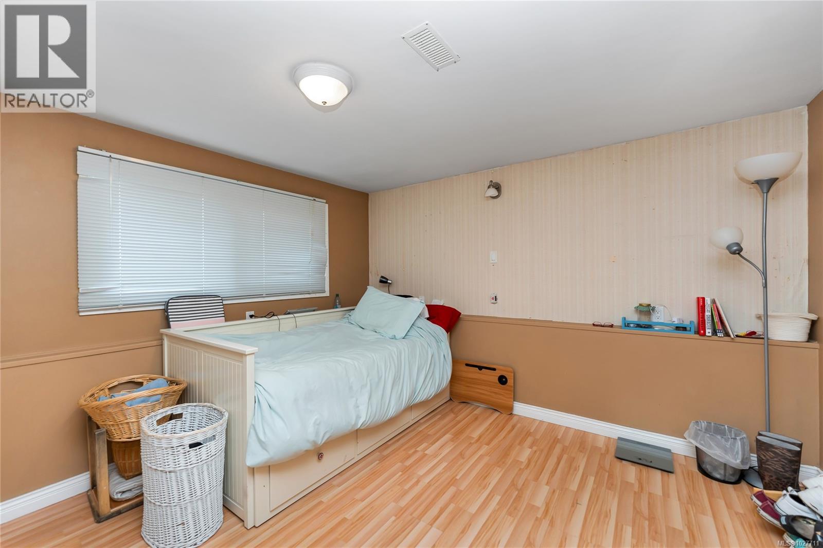 #1 2011 Courser Dr - 32