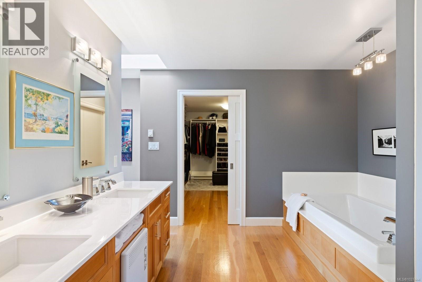 1736 Mayneview Terr, North Saanich