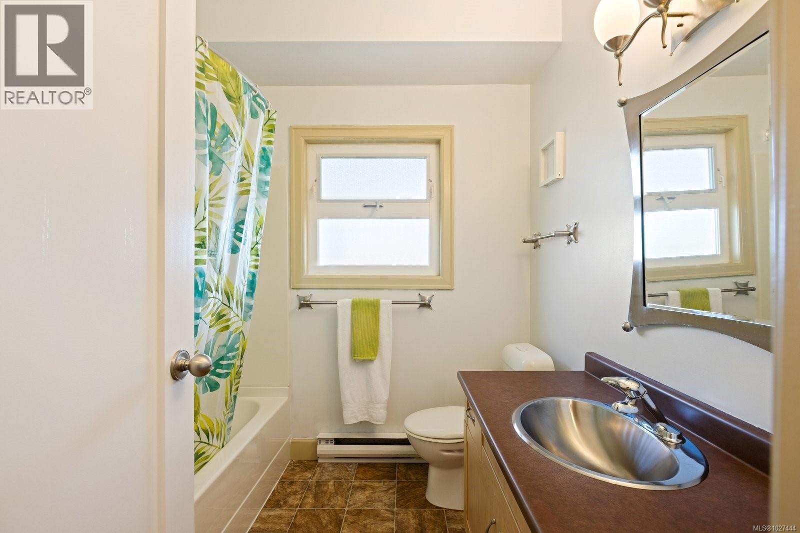 1736 Mayneview Terr, North Saanich