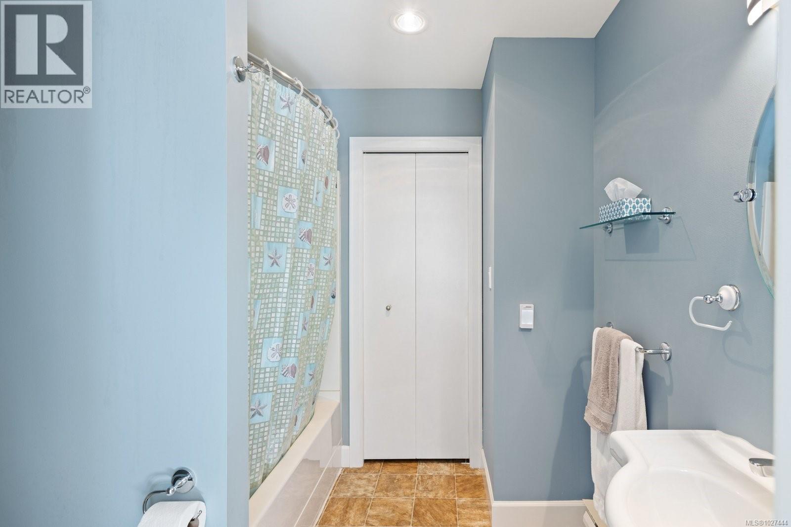 1736 Mayneview Terr, North Saanich