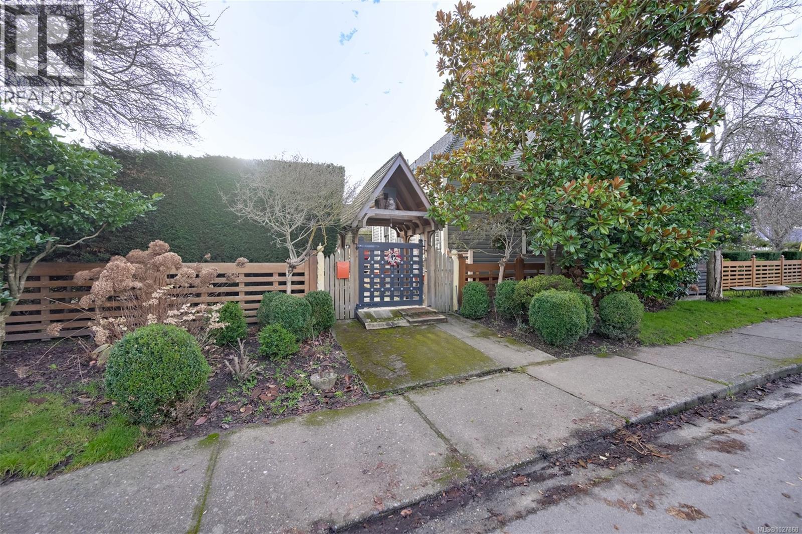 2221 Fernwood Rd, Victoria