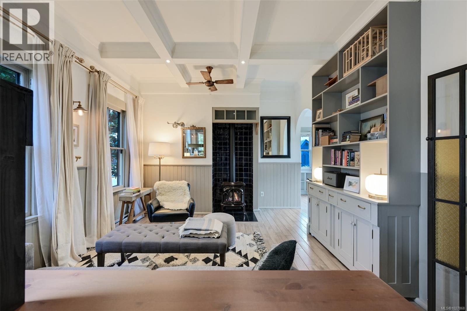 2221 Fernwood Rd, Victoria