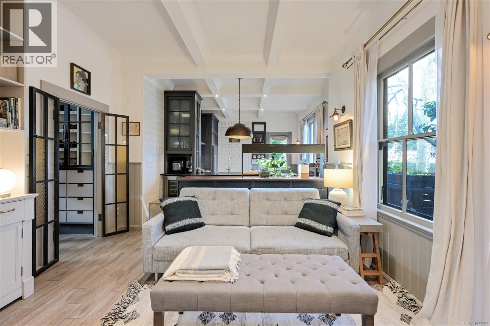 2221 Fernwood Rd, Victoria